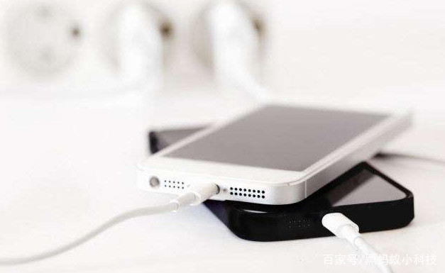 手机充电问题：怎样给手机充电才是最好的，空着充还是有电充？