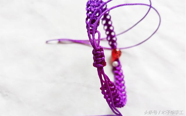 红绳手链比较简单的,用红绳亲自做可以拉伸的手链