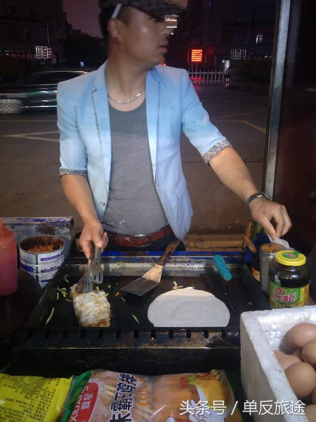 杭州这个小伙了不得！推车卖“手抓饼”，一天可挣2000块！