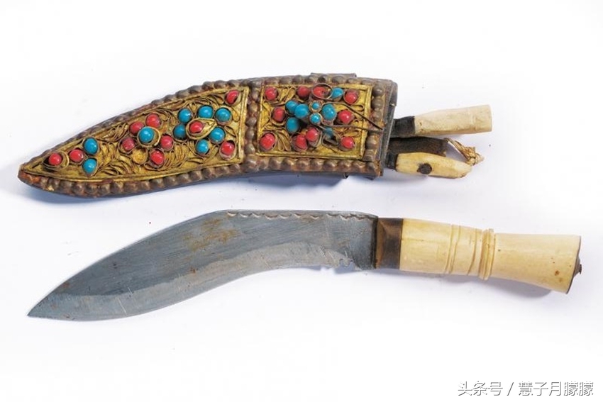 这四把狗腿刀不一般，上镶一百多颗宝石，得到一把就成土豪了！