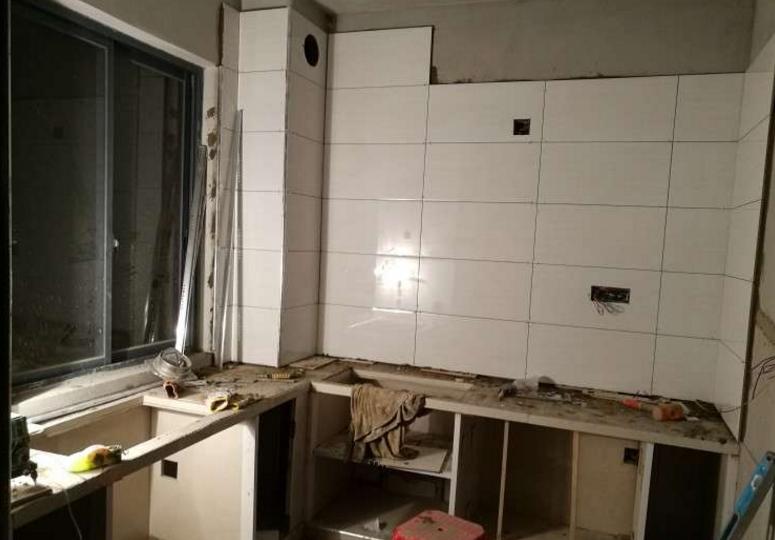 农村小伙做橱柜视频,穷小伙制作水泥砖