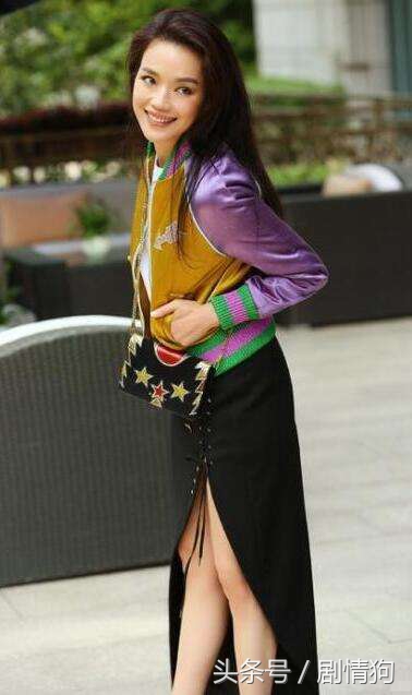 邓紫棋穿高腰开叉裙,杨幂和邓紫棋穿同一个裙子