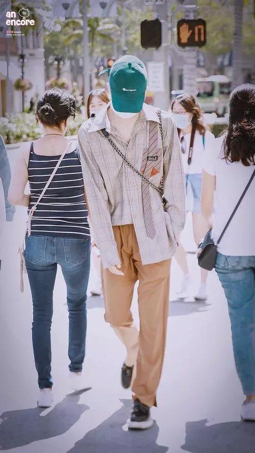 黄明昊小鬼蔡徐坤衣服,蔡徐坤黄明昊应援物拆箱