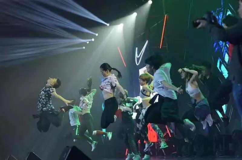 美宝天团活力健身舞派对闪耀上海滩活力畅跳舞出新时代