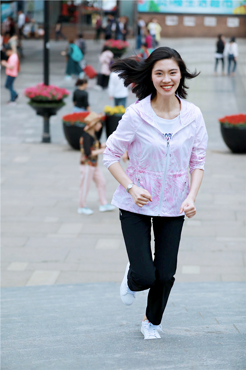 重庆解放碑美女街拍,解放碑步行街拍照姿势女生