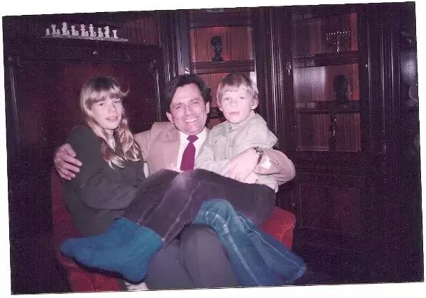 女儿被强奸致死，这个父亲做出的举动震惊了无数人……