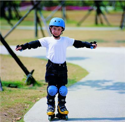 7-12岁儿童学轮滑教程滑行,儿童轮滑在家怎么练习