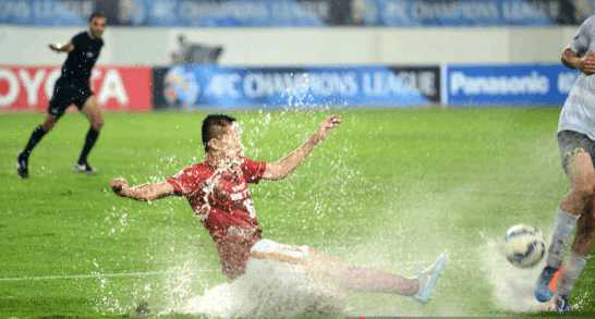 还是假草皮?亚足联监督站在球场内盯着草皮,久久不愿离去