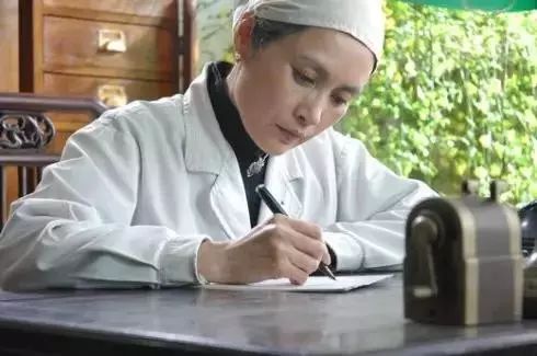 面对产科医生不许结婚生子的无理规定，她说：那我就一辈子不嫁！