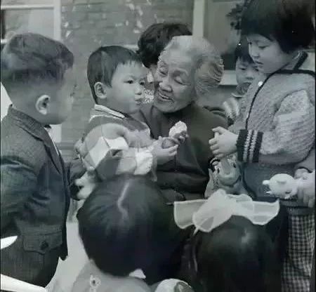 面对产科医生不许结婚生子的无理规定，她说：那我就一辈子不嫁！