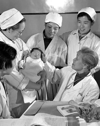 面对产科医生不许结婚生子的无理规定，她说：那我就一辈子不嫁！