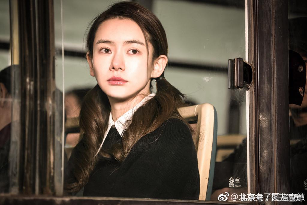 大方承认割双眼皮的明星,戚薇旗下明星