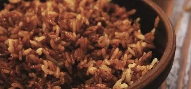 长沙老板也太“黑心”了！这么黑的食物也给我吃！