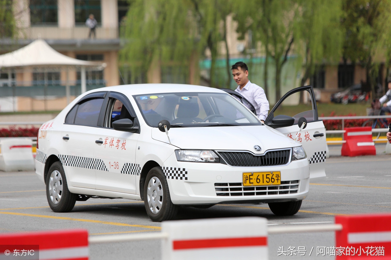 驾校教练赚你多少钱,驾校教练一个月工资到手多少