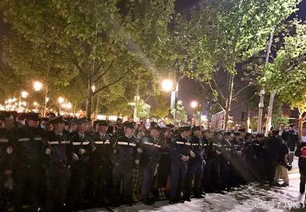 上海迪士尼爆满人挤人,上海迪士尼乐园实时排队人数