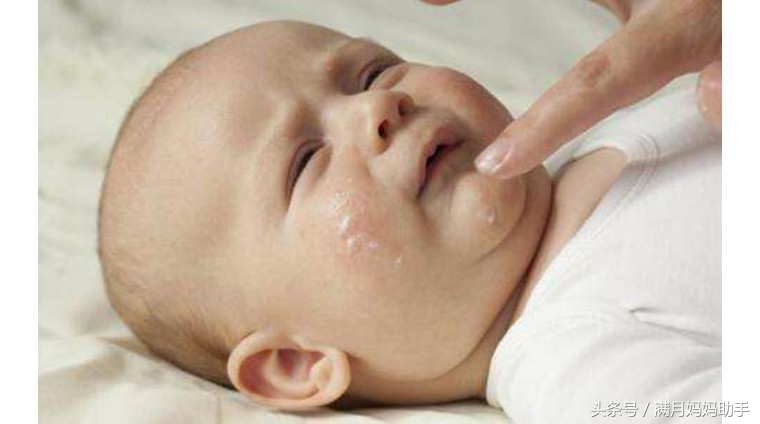 宝宝胳肢窝起红疹子什么原因,宝宝胳肢窝红图片