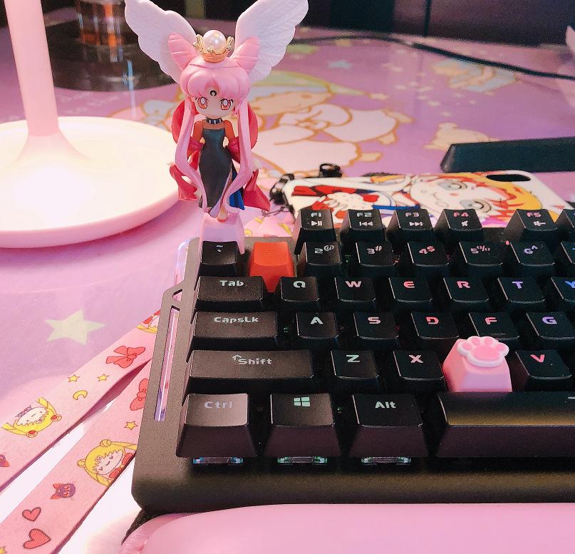 林俊杰晒空投键盘，但是这个萝莉主播的美少女战士键盘，更抢眼