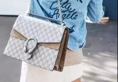 女生背2万元的包,带一个gucci包回国需要交税么