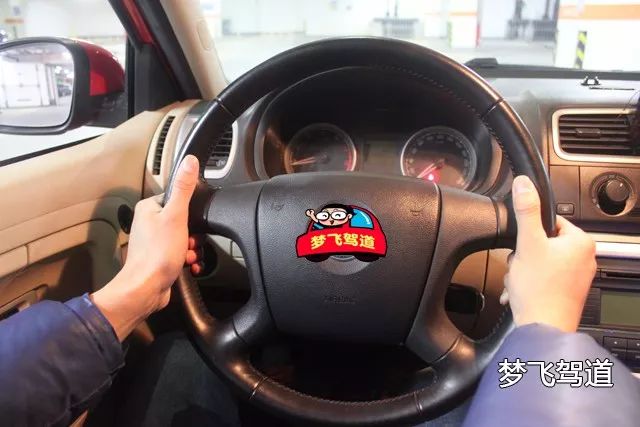 方向盘如何防止打反,方向盘怎么打才能减少安全隐患