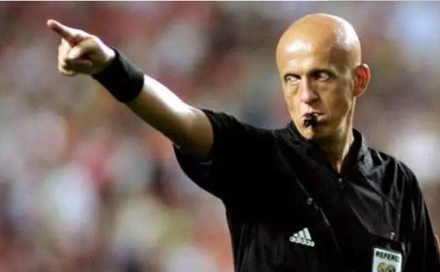 足球比赛球踢到裁判了怎么办,足球比赛可以用球踢裁判吗