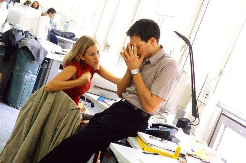 一起工作的同事产生了感情怎么办,遇见无法沟通相处的同事怎么办