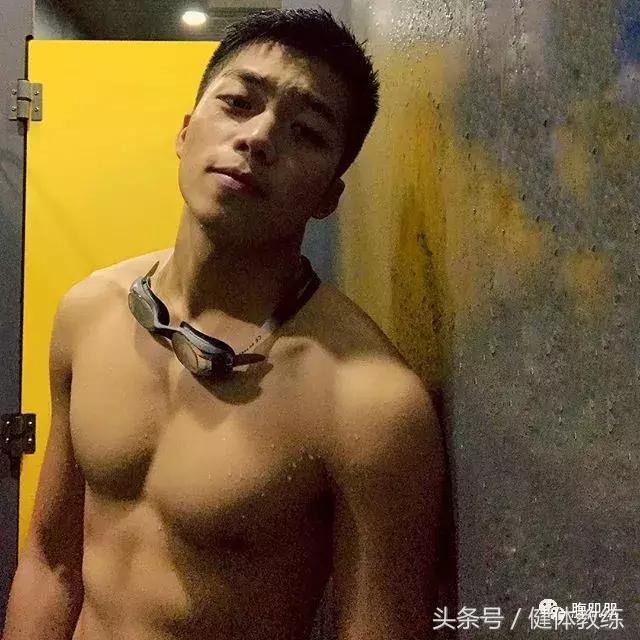 足球小哥去当兵了还拍照，鲜嫩可口会不会被……？