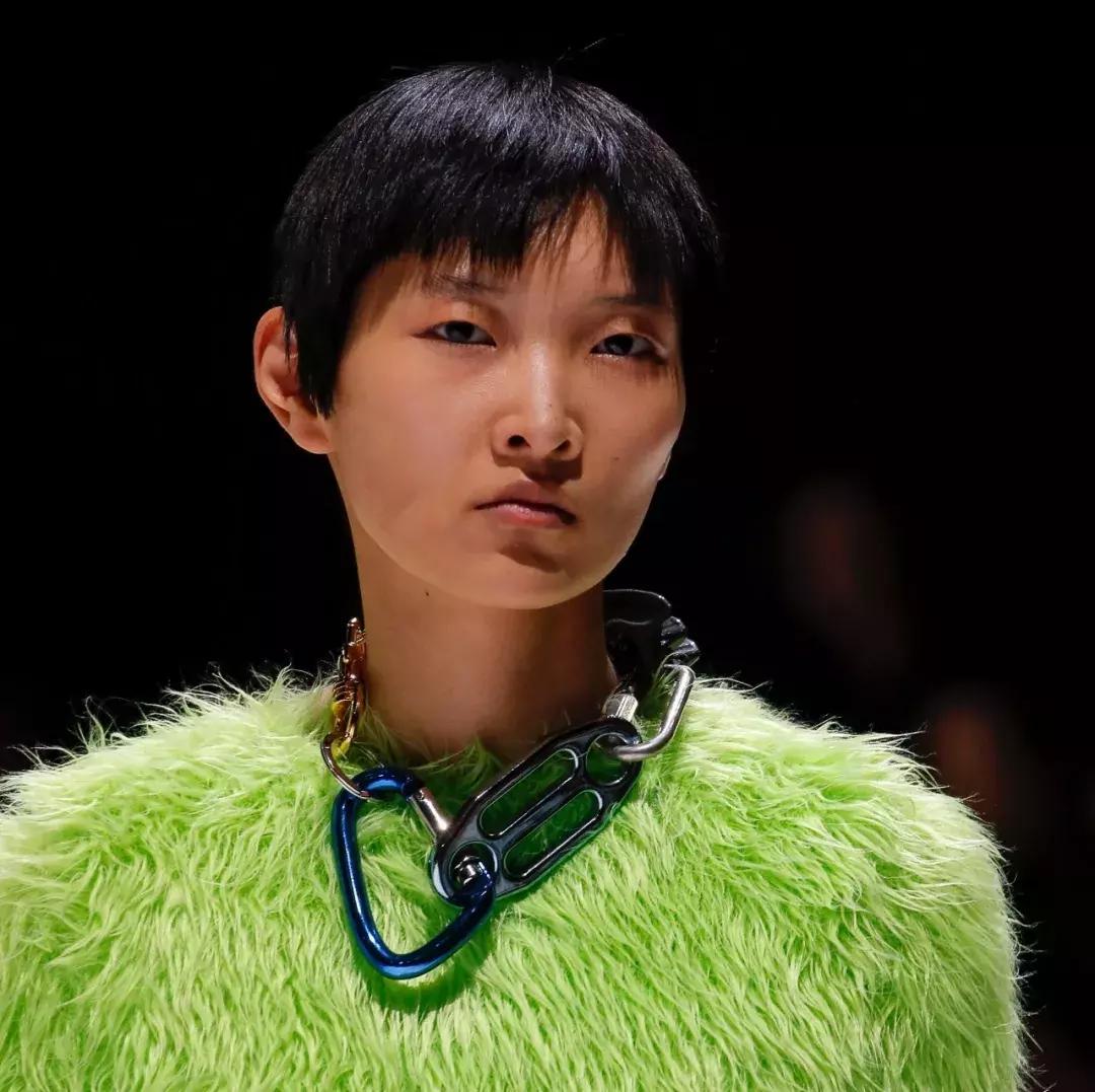 CK刷碗手套2400,GUCCI洗澡筐8千……我仿佛走进了“顶奢两元店”