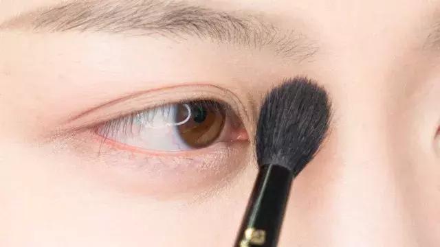 单眼皮肿眼泡无神怎么办,单眼皮肿眼泡眼妆怎么化