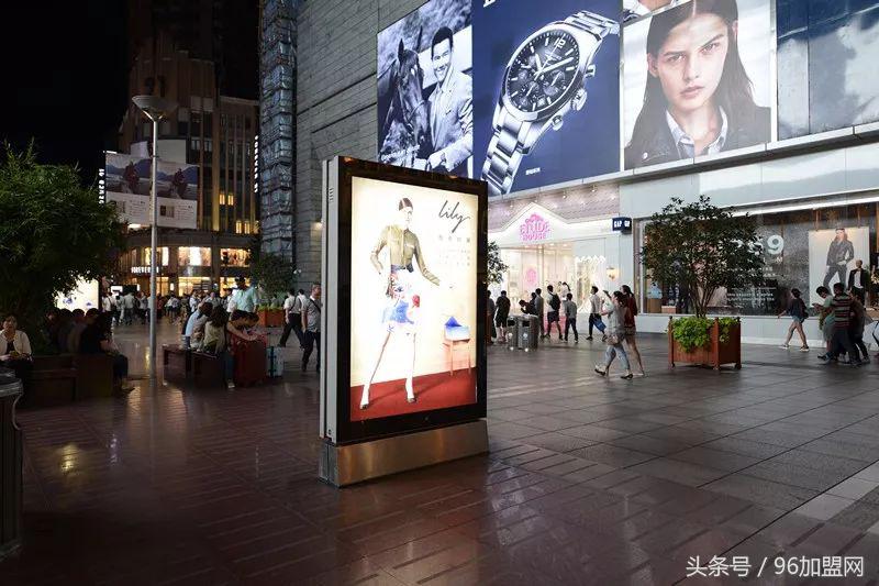 又高又大的餐饮门头,一个门头