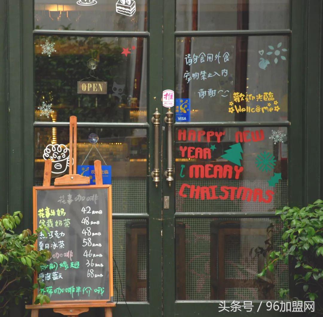 又高又大的餐饮门头,一个门头