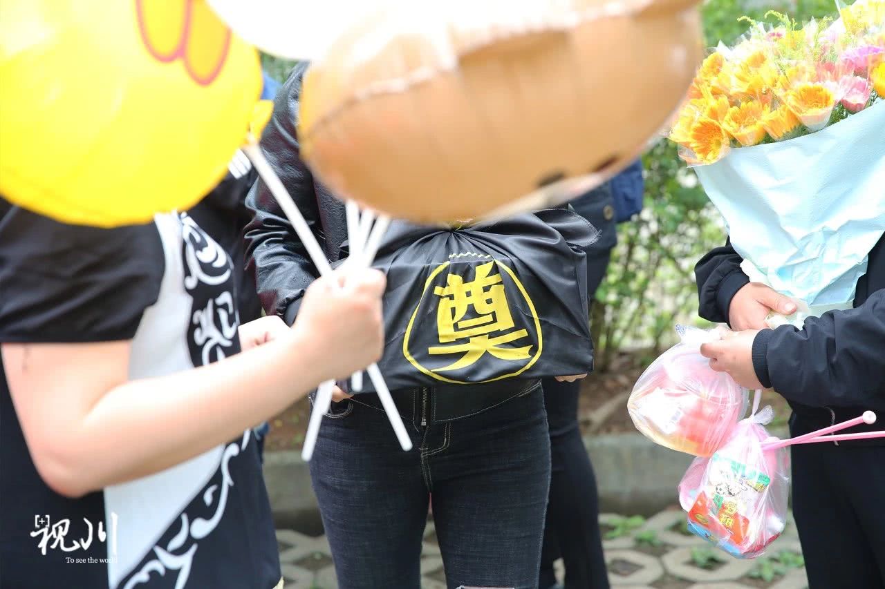 气球葬礼母亲,气球墓园