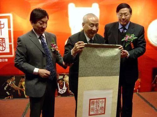 都说CBA奖杯是淘宝同款！可你知道CBA冠军奖杯是无价之宝吗？