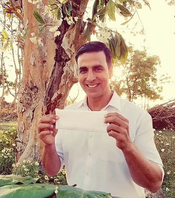 这个穿上女式*裤内**，血漏裤子，成全村变态的他，为爱造出了卫生巾