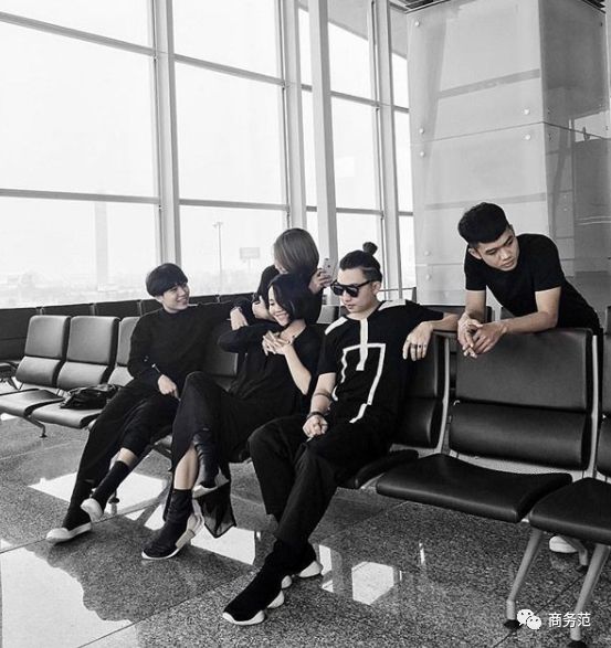 耐克扎克伯格同款跑鞋,扎克伯格nike