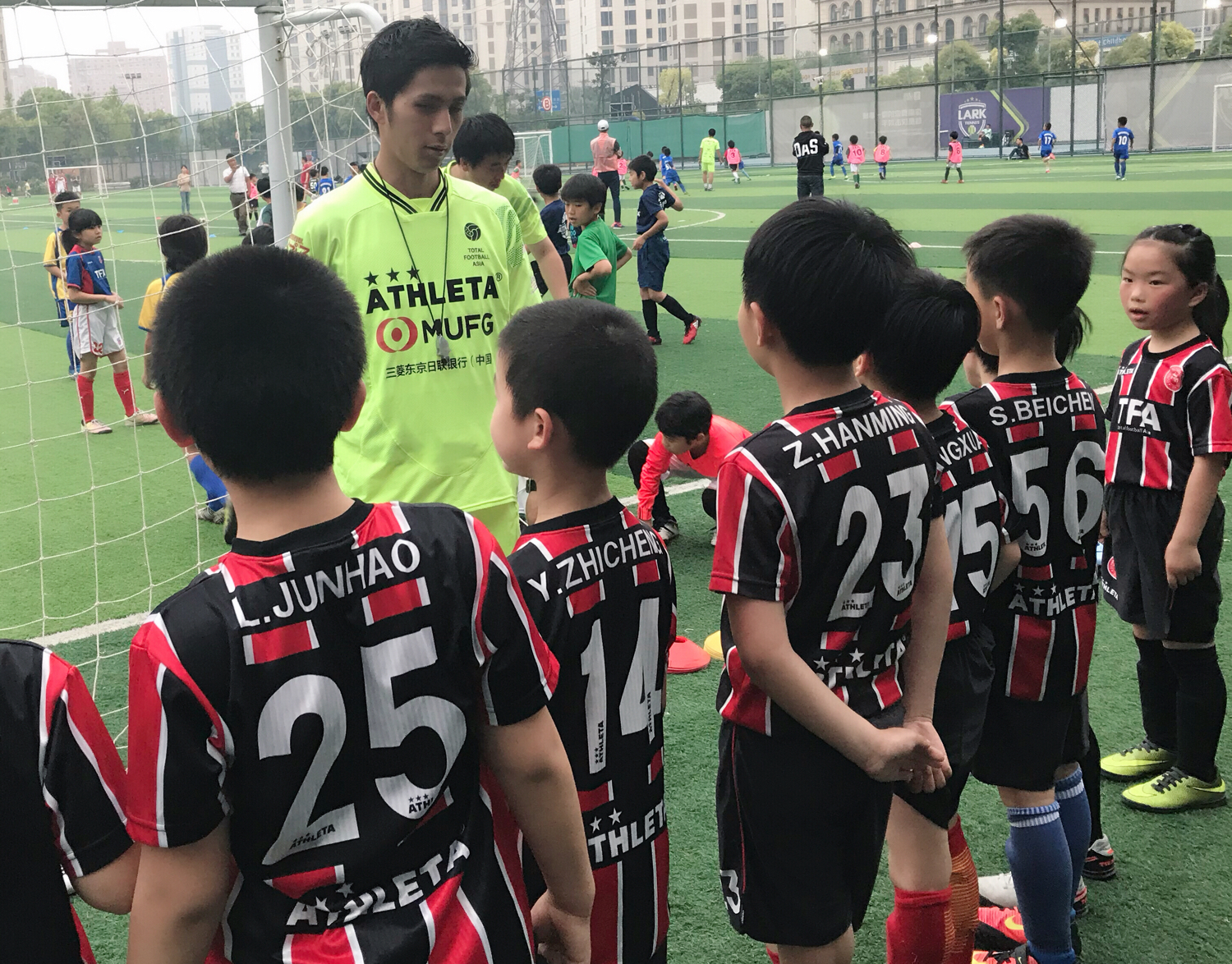 家长对小孩踢球的态度,足球教练如何教8-10岁小朋友训练