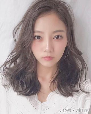 烫发怕老气慵懒锁骨烫时尚又减龄,羊毛卷冷烫怎么烫才不显老气