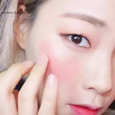 韩妞的春日少女秘笈：继雀斑妆、醉酒妆后，又来了心形腮红！