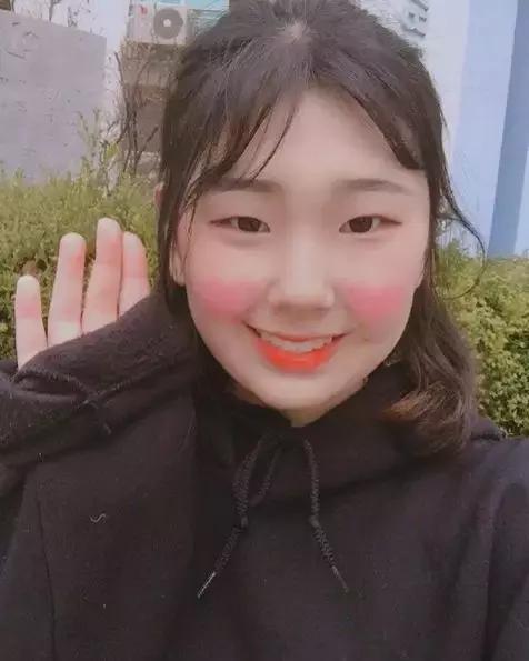 韩妞的春日少女秘笈：继雀斑妆、醉酒妆后，又来了心形腮红！