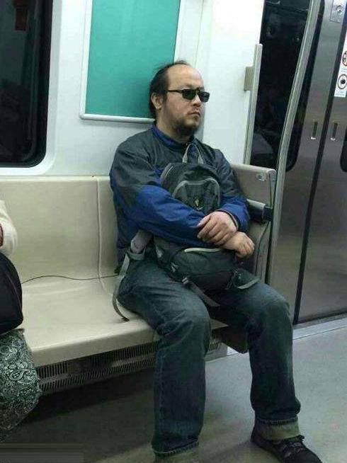 窦唯戴帽子长头发,窦唯出镜