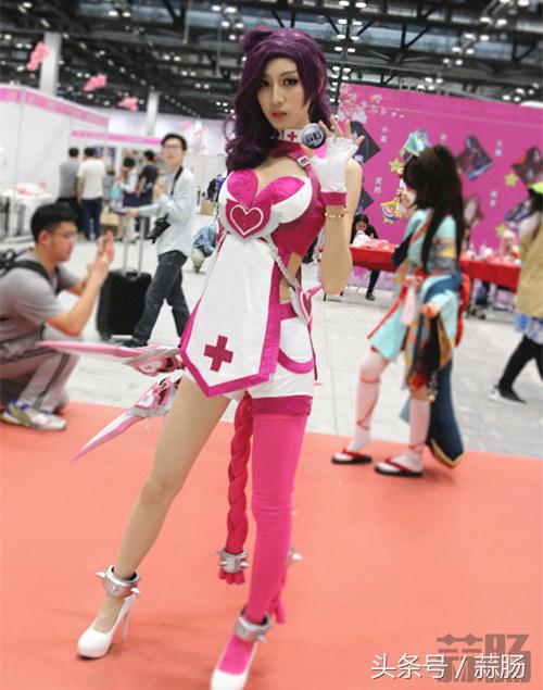 漫展coser小姐姐对粉丝的暖心瞬间,漫展cos摆动作甜妹