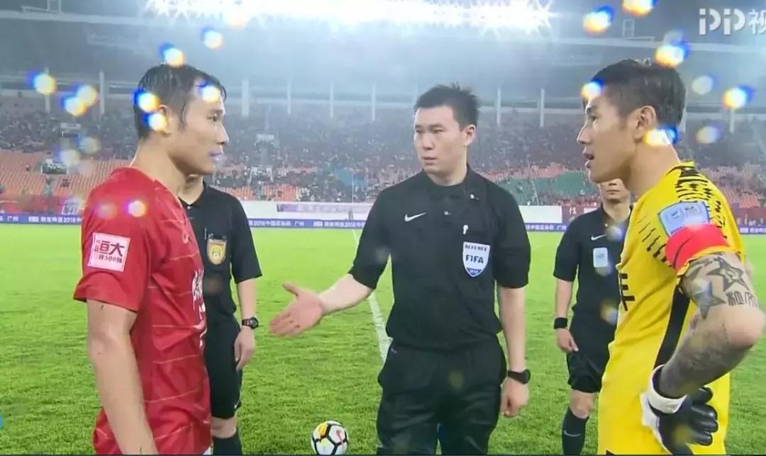 张成林让恒大后罚点球，球迷炮轰他：你是不是贵州派来的*底卧**！