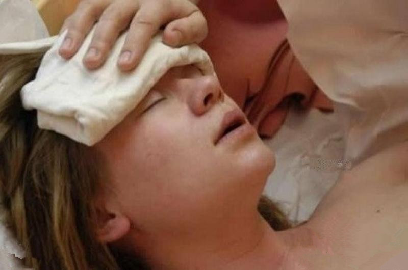 孕妈妈阵痛,孕妇自然分娩的利弊