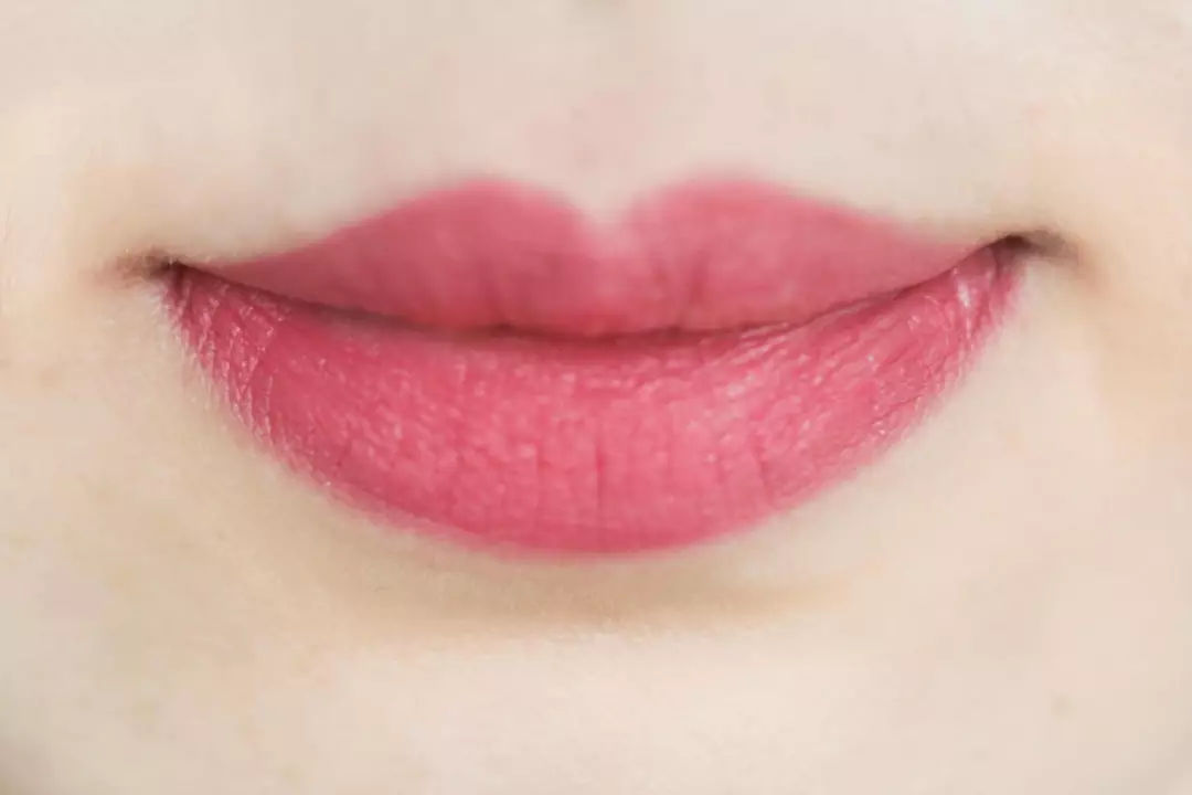 两支口红混搭怎么涂,两支口红怎么弄成一支