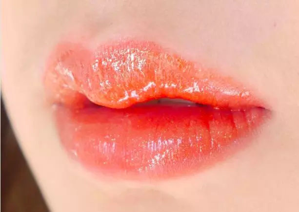 两支口红混搭怎么涂,两支口红怎么弄成一支