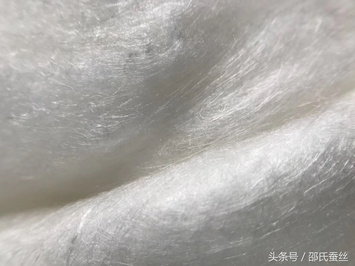 夏天盖鹅绒被好还是蚕丝被好,夏天盖蚕丝有什么功效