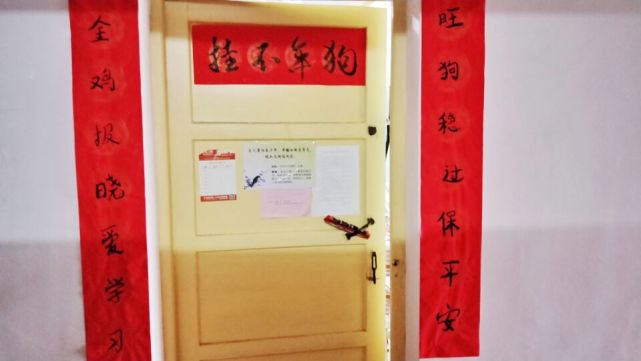 宿舍贴对联发朋友圈搞笑文案,适合贴在寝室的搞笑对联