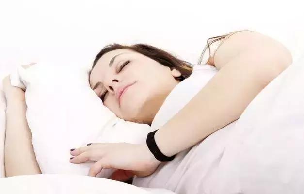 经血黑色粘稠凝固是怎么回事,经血血色深暗是什么原因