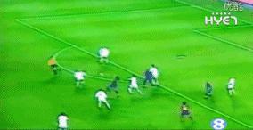 小罗挑球凌空抽射,足球技巧小罗野球