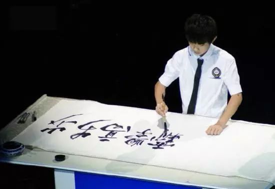 我家男神初长成易烊千玺街拍,易烊千玺年少成名百炼成钢