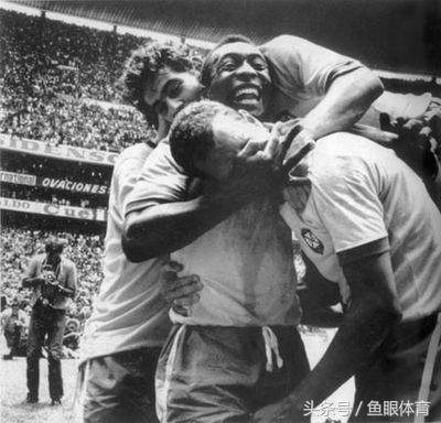 足球场上的催人泪下的瞬间,足球赛场十大感人时刻